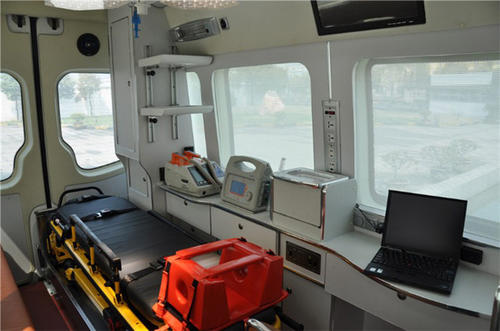 盐亭县救护车内部